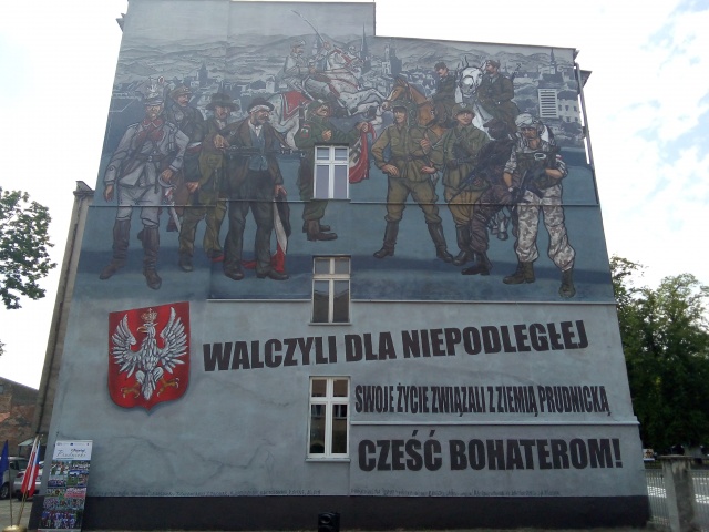 W Prudniku mural upamiętnia walczących o wolną Polskę. Ma też regionalny akcent