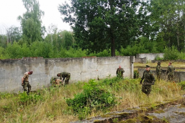 Niemieccy żołnierze porządkowali teren po dawnym obozie w Łambinowicach. Chcemy, by taka tragedia nie wydarzyła się nigdy więcej