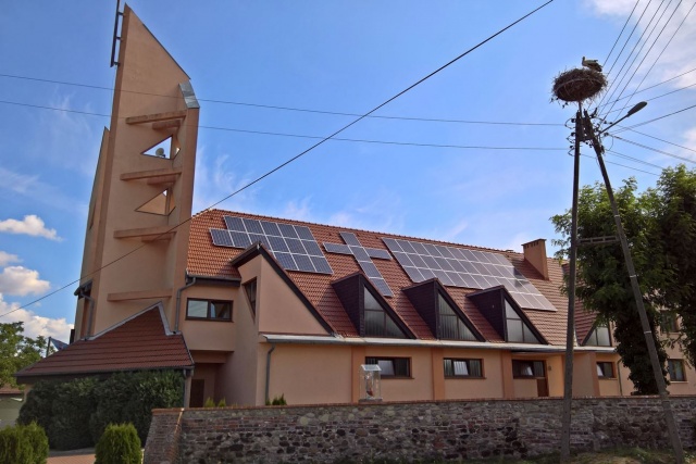 W gminie Skarbimierz rośnie popularność odnawialnych źródeł energii. Pomagają dopłaty i przykład ze strony parafii
