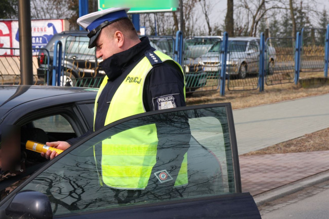Uwaga kierowcy Zmieniły się zasady policyjnych kontroli drogowych. Trzeba uważnie słuchać poleceń funkcjonariusza