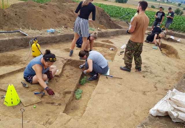 Nowe odkrycia archeologów w Dzielnicy. To może wskazywać na miejsce pochowania kogoś o znacznej pozycji społecznej [ZDJĘCIA]