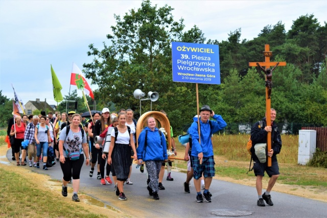 Wrocławska pielgrzymka na Jasną Górę przechodzi przez Opolszczyznę. Wśród uczestników przedstawiciele Namysłowa i Brzegu