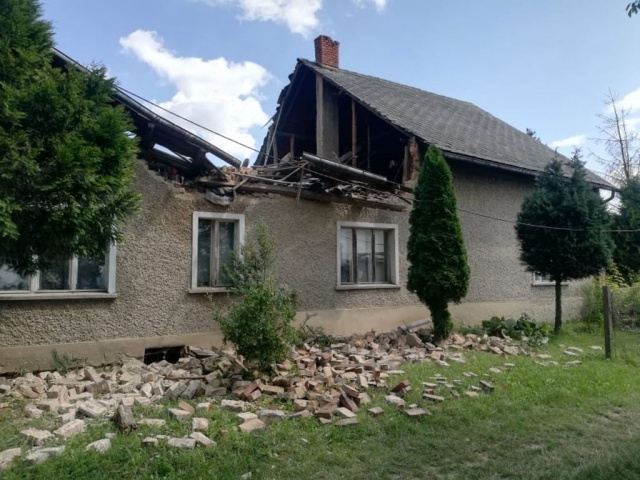 W Uciechowicach runęła część dachu budynku mieszkalnego. Nikt nie został poszkodowany
