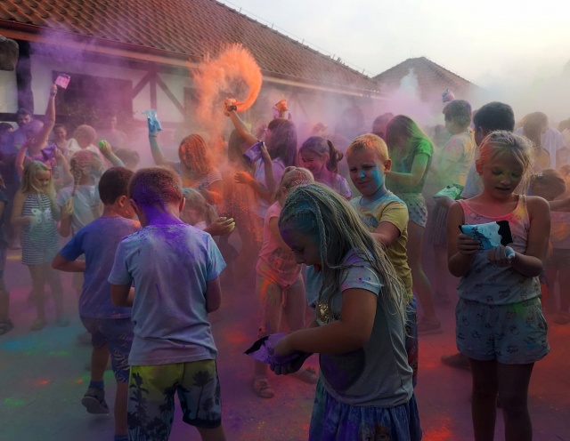Barwnie żegnali wakacje w Krasiejowie. Festiwal kolorów w JuraParku przyciągnął tłumy [ZDJĘCIA]