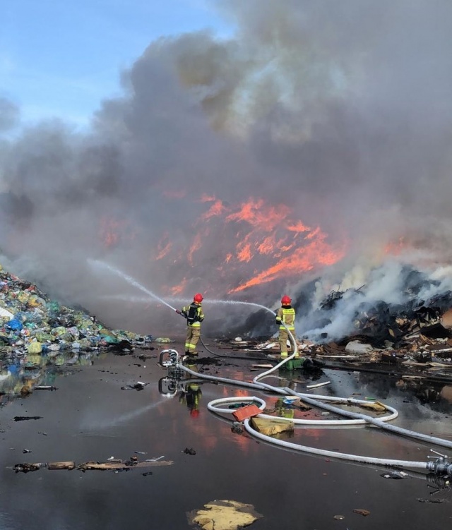 Duży pożar na wysypisku śmieci w Sławięcicach w Kędzierzynie-Koźlu