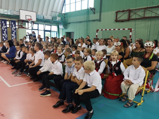 Sto tysięcy uczniów rozpoczyna dziś rok szkolny. W opolskich szkołach jeszcze są miejsca