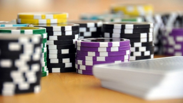 Legalny cały czas przegrywa z nielegalnym. NIK skontrolował działania służb zwalczających hazardową szarą strefę