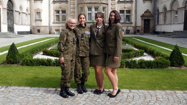 Dziewczyny lubią... mundur. Coraz więcej uczennic szkoli się na leśnika i żołnierza