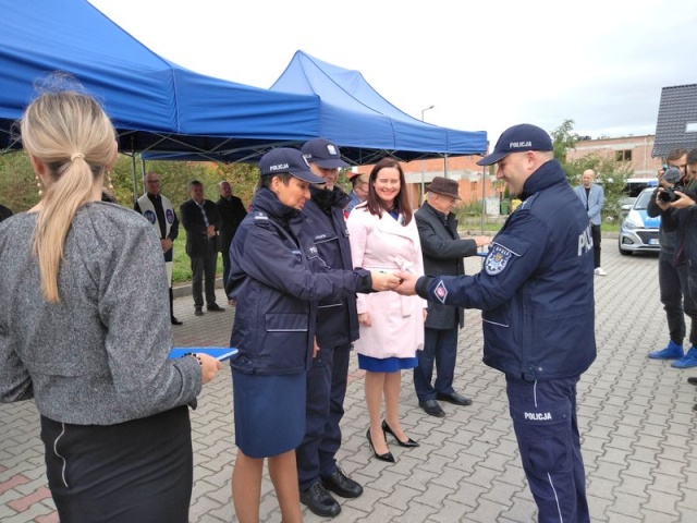 5 policjantów będzie pracować na nowo otwartym Posterunku Policji w Skarbimierzu-Osiedle. Są też 2 radiowozy