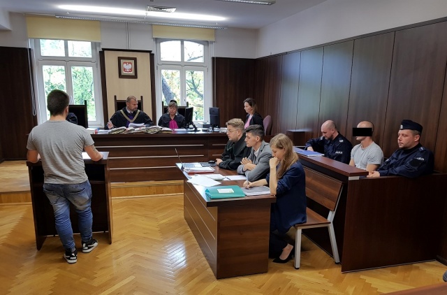 Proces grupy włamywaczy z Wrocławia przed opolskim sądem. Kradli pieniądze, biżuterię i sprzęt elektroniczny
