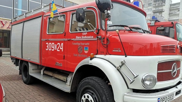 Kolejna pomoc dla ukraińskich strażaków z powiatu opolskiego. Przekazano bojowy wóz