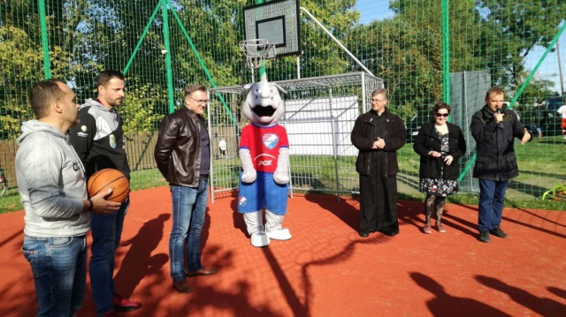 Rada dzielnicy w Winowie wybudowała boisko i plac zabaw
