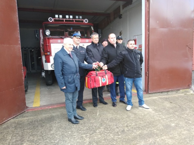 Strażacy ochotnicy z Paruszowic dostali torbę ratownictwa przedmedycznego. KRUS przekazał już 9 toreb w tym roku