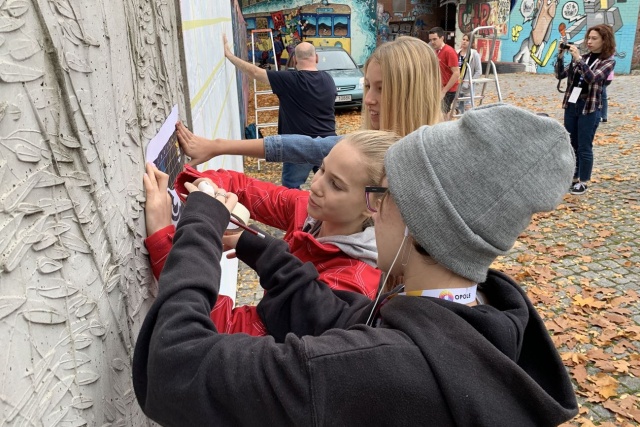 Malując po ścianie, zachęcają do pomagania innym. W Opolu powstaje mural Opolskiego Centrum Wolontariatu Iskra