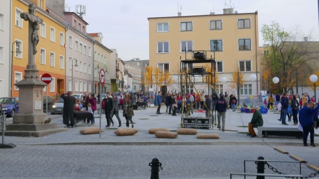 Plac św. Sebastiana w Opolu oficjalnie otwarty. Przebudowa wzbudza mieszane uczucia wśród mieszkańców [ZDJĘCIA]