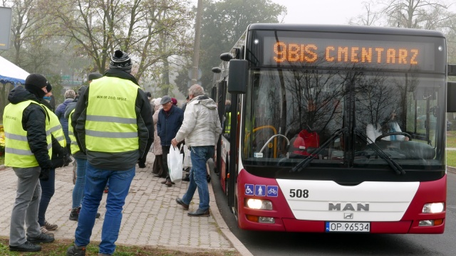 Autobusy odjeżdżają co chwilę. To najprostszy sposób, aby dostać się na cmentarz w Opolu