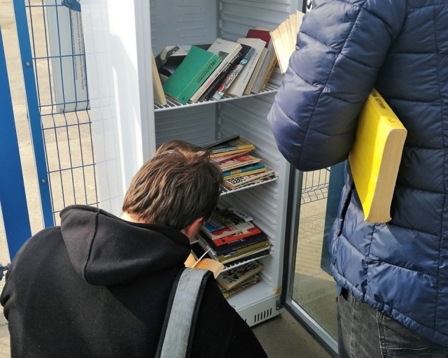 Niechciane książki zyskują drugie życie w... lodówce. Pomysł Zakładu Komunalnego w Opolu