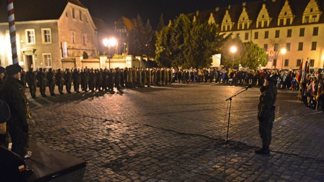 Mieszkańcy Brzegu, wraz z wojskiem, uczcili 101. rocznicę odzyskania niepodległości