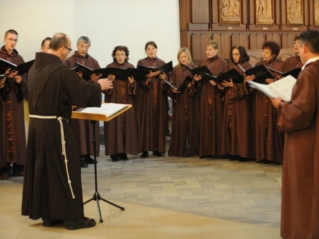 Wiarą i muzyczną pasją chcą się dzielić z innymi. Chór św. Franciszka zaśpiewa w niedzielę w Opolu