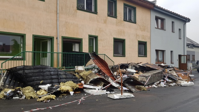 Zaczęło się sprzątanie po pożarze w Bierawie. Pięć mieszkań jest całkowicie zniszczonych