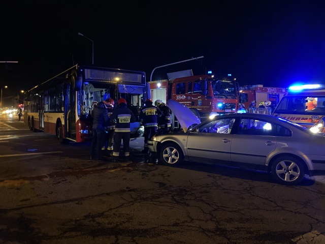 Zderzenie osobówki z autobusem w Opolu