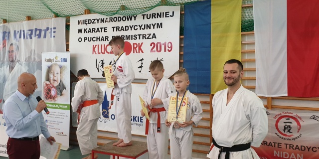Rywalizacja młodych karateków. Najlepsi z medalami