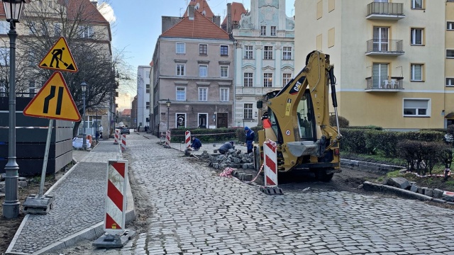 W Brzegu rozpoczęły się kolejne remonty ulic z rządowym dofinansowaniem. Drogowców można spotkać na Platanowej i Kościelnej