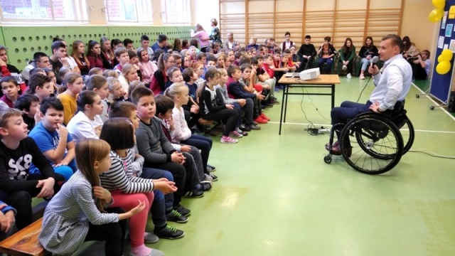 Tomasz Kunecki spotkał się z opolskimi uczniami z okazji Międzynarodowego Dnia Osób Niepełnosprawnych