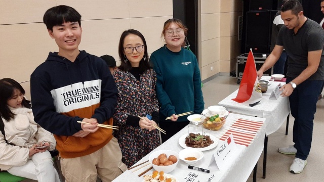 Zagraniczni studenci UO zaprezentowali swoją tradycyjną kuchnię. Można było spróbować potraw z 13 krajów świata
