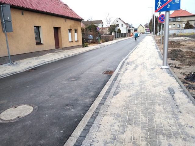 Ostatnie poprawki na dwóch remontowanych ulicach w centrum Dobrodzienia. W poniedziałek otwarcie