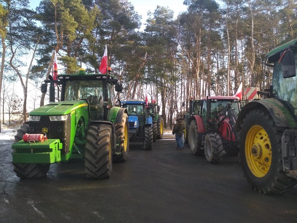 Grupa ponad 30 rolników z powiatu brzeskiego wyjechała na traktorach na opolskie ulice. Chcą odszkodowań za wysuszone plony [fot. Joanna Matlak]
