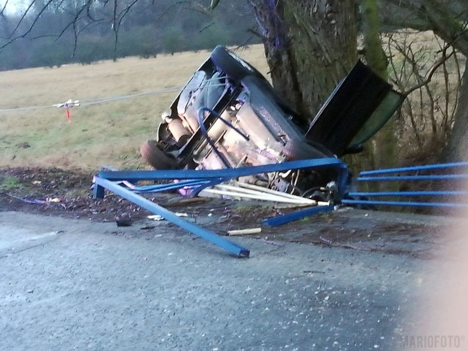 Samochód wypadł z jezdni w miejscowości Radomierowice w powiecie opolskim [fot. Mario]