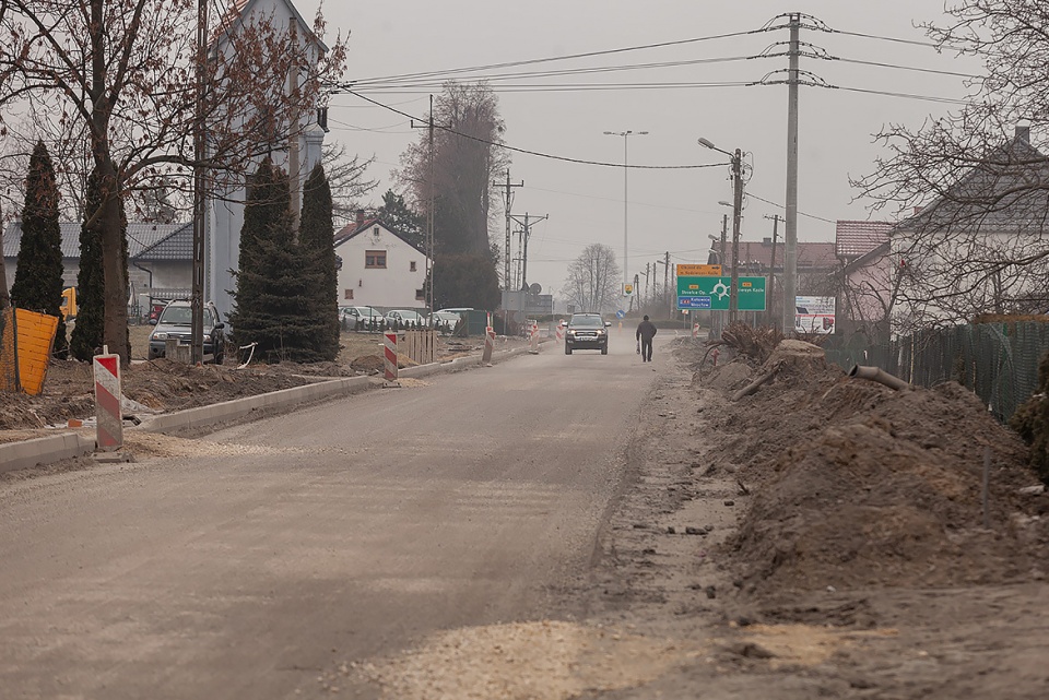 Remontowana droga w Zalesiu Śląskim [fot. Błażej Duk]