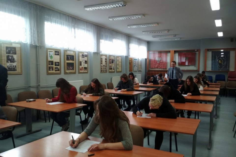 Trzystu ośmiu uczniów z 33 szkół na terenie Opolszczyzny wzięło dziś udział w konkursie "Wybieram Wybory" [fot. Joanna Matlak]