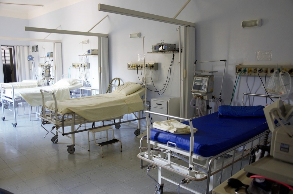 Co robić, gdy poważnie chorzy staniemy przed zamkniętymi drzwiami szpitala? [fot. Pixabay]