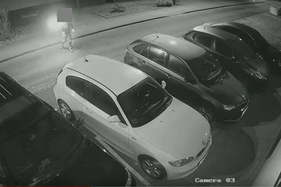 Zatrzymano mężczyznę, który rzucił koktajlem Mołotowa w blok i samochody [fot. policja]