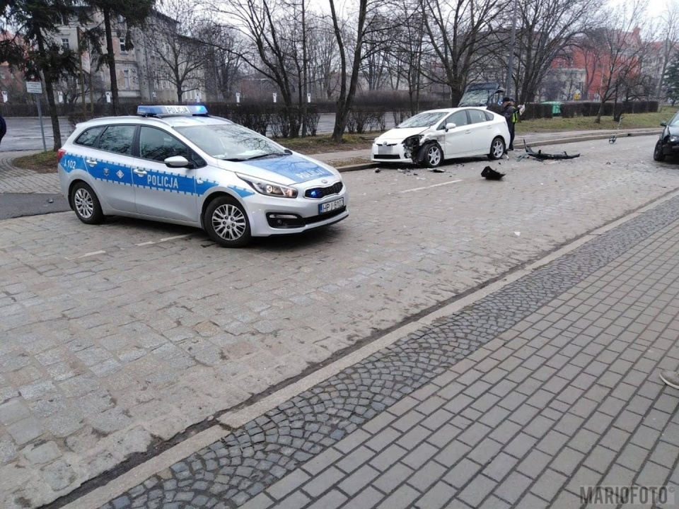 Zderzenie dwóch samochodów w Brzegu [fot. Mariofot. prostozopolskiego]