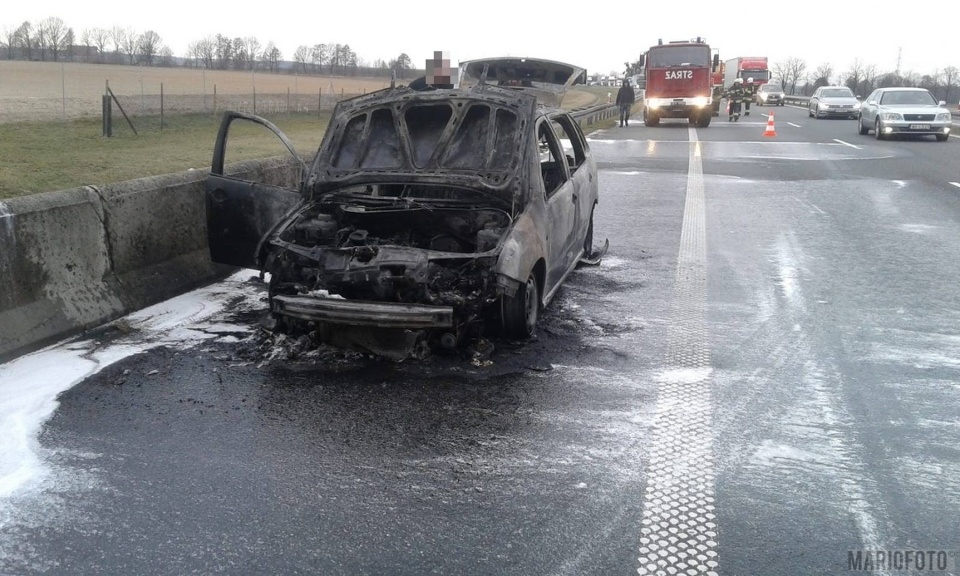 Na A4 spłonęło osobowe auto. Nikt nie został ranny [fot. Mario]