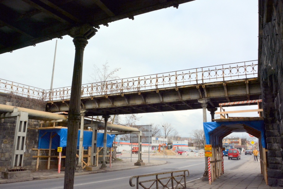 Żeliwne filary i metalowe barierki przy stacji Opole Wschodnie [fot. PKP PLK]