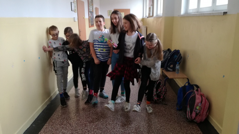 Uczniowie i i pracownicy PSP 2 w Opolu przyszli do szkoły w odmiennych skarpetkach. [ fot.P.Wójtowicz}