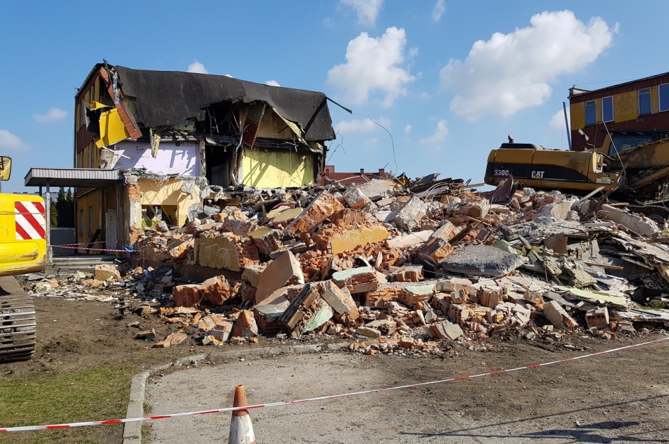 Wyburzanie spalonego budynku socjalnego w Zdzieszowicach [fot. Agnieszka Pospiszyl]