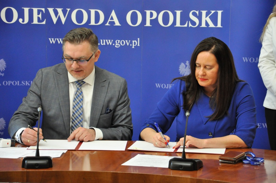 Violetta Porowska i Przemysła Zych - podpisanie porozumienia [fot.UW]