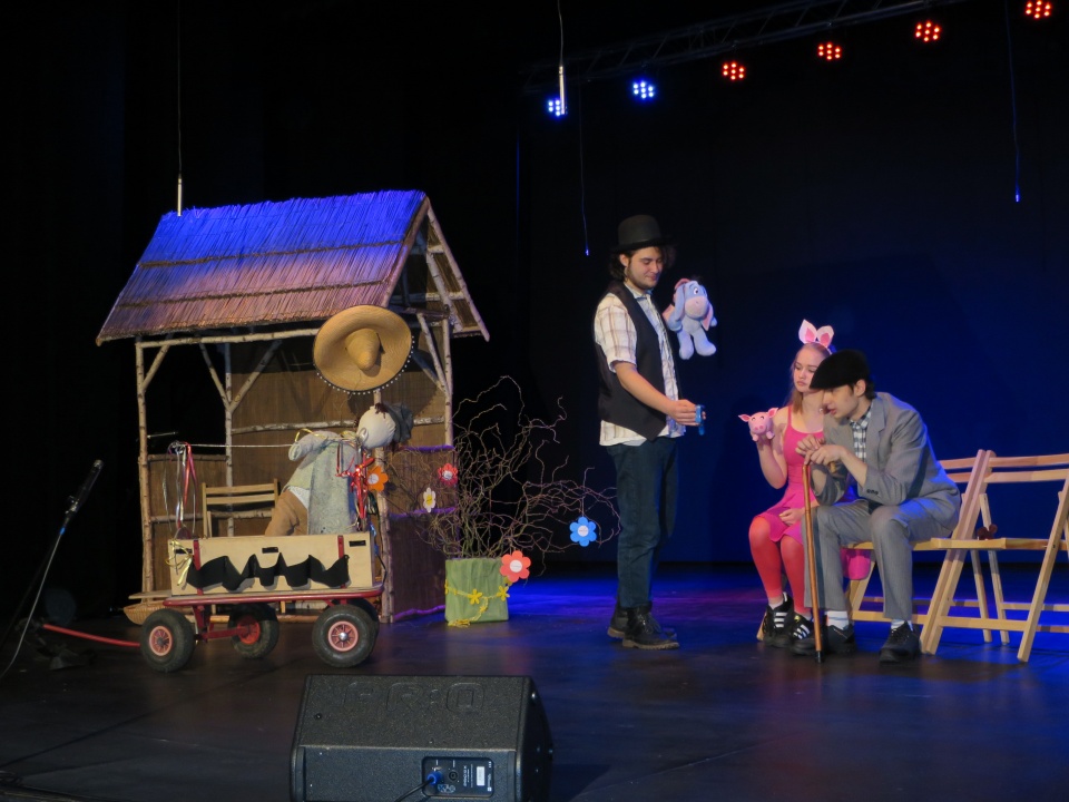Spektakl „Bajka o szczęściu” wystawiony w Prudniku przez Młodzieżową Grupę Teatralną „Ref-lektor” z Ośrodka Kultury w Niemodlinie [zdj. Jan Poniatyszyn]
