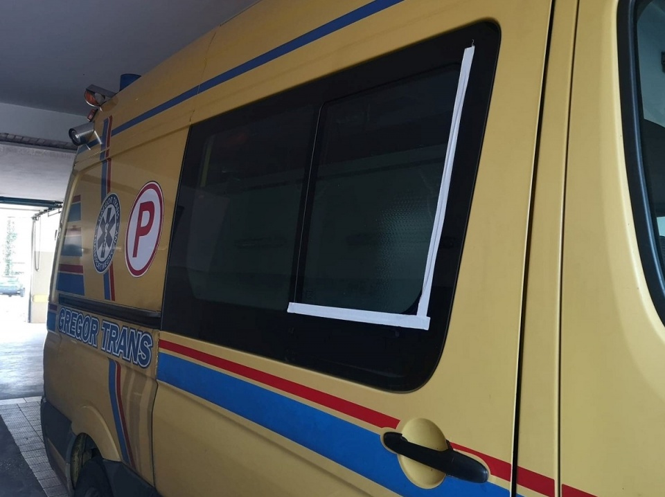 Agresywny mężczyzna zaatakował ratowników medycznych ze Strzelec Opolskich i uszkodził karetkę [fot. Katarzyna Doros]