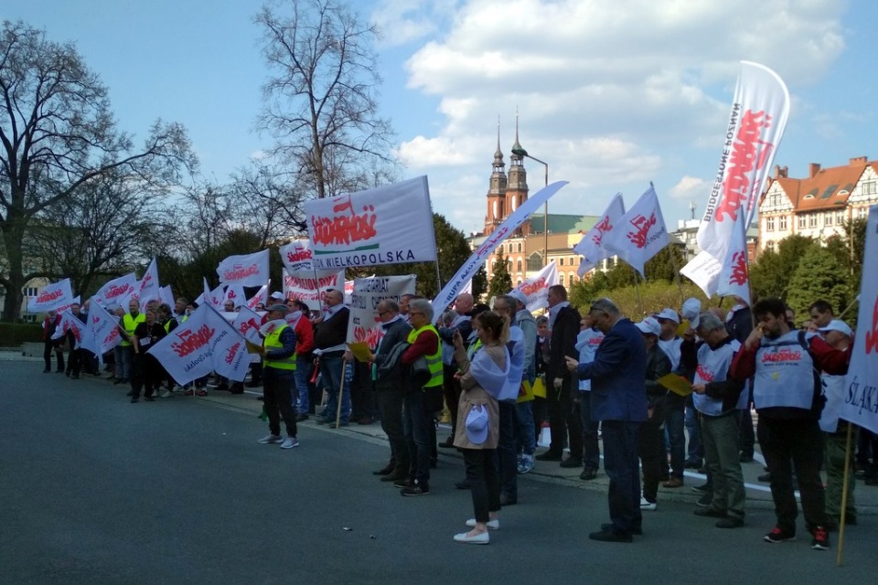 Gwizdki i żółte kartki. NSZZ Solidarność protestowała przy urzędzie wojewódzkim w Opolu [fot. Joanna Matlak]