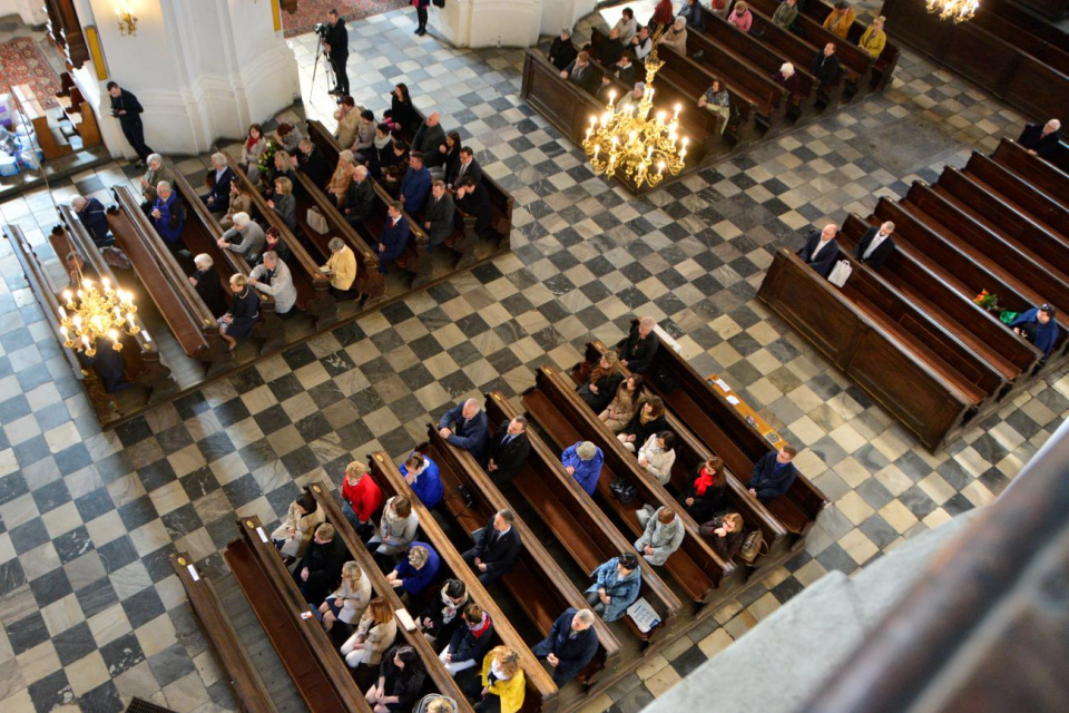 Więcej mszy w niedzielę, żeby wierni w kościołach gromadzili się w mniejszych skupiskach [fot. Daniel Klimczak]