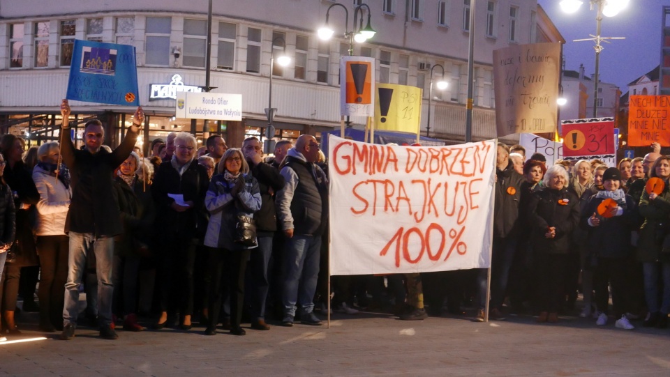 Protestujący na opolskim Pl. Wolności [fot. Mariusz Chałupnik]