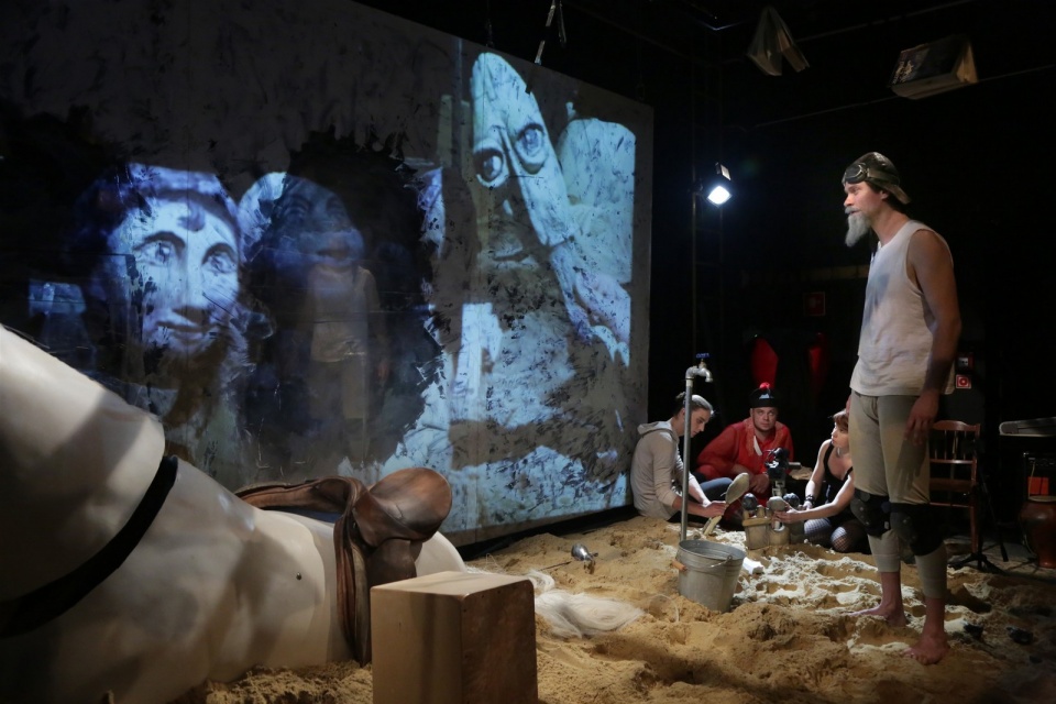Zdjęcie ze spektaklu "Don Kichot" [fot. Darek Senkowski, materiały prasowe OTLiA]