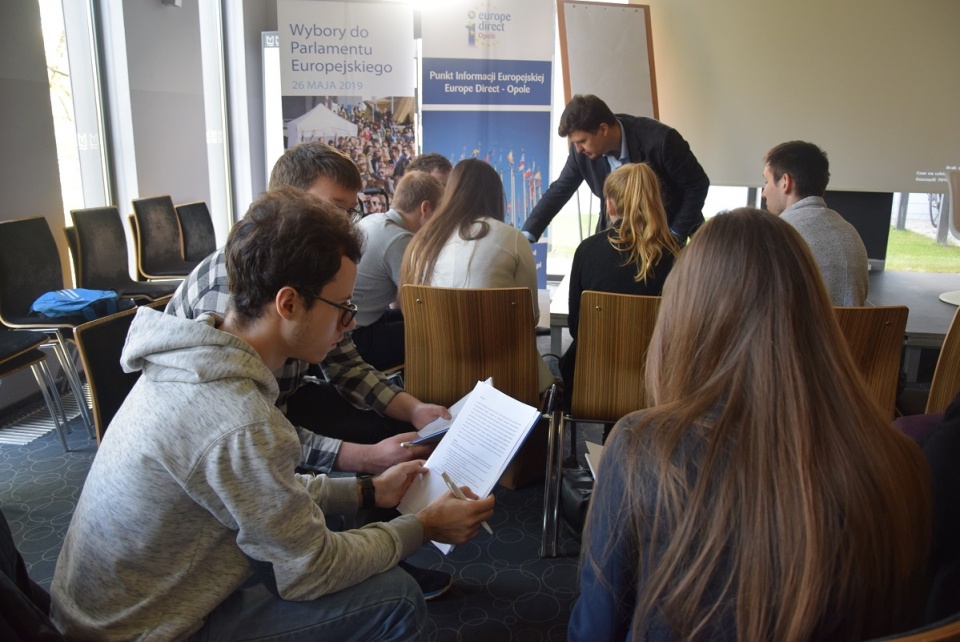 O kształtowaniu Unii Europejskiej rozmawiano w Miejskiej Bibliotece Publicznej w Opolu [fot. Materiały organizatora]