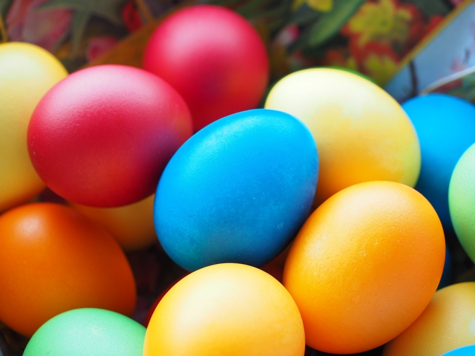 Malowanie jajek [fot. Pixabay]